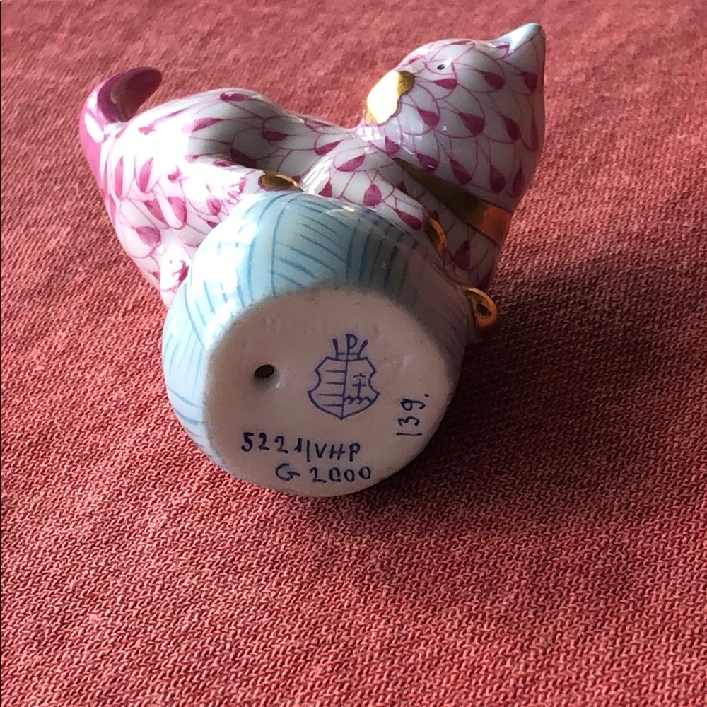 Herend  2000 kitten on yarn pink fish scale - Picture 6 of 7